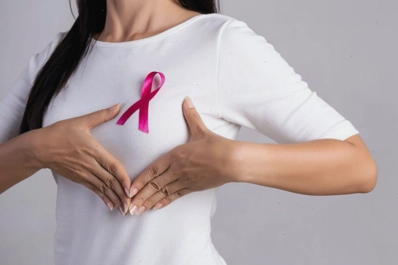 Tự khám vú thường xuyên là điều các chị em phụ nữ nên thực hiện