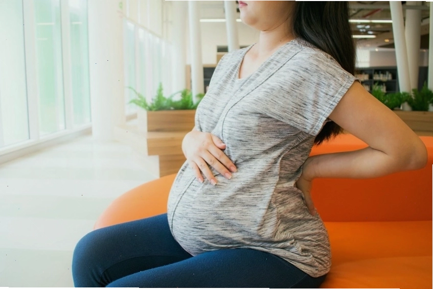 Tư thế ngủ giúp giảm đau lưng cho bà bầu 3 tháng đầu