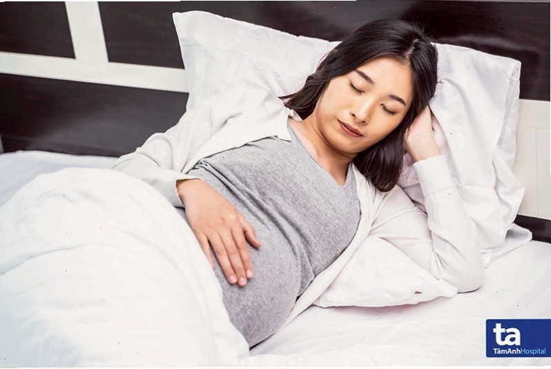 Tư thế ngủ nghiêng về bên trái giúp thai phụ và thai nhi cảm thấy thoải mái hơn