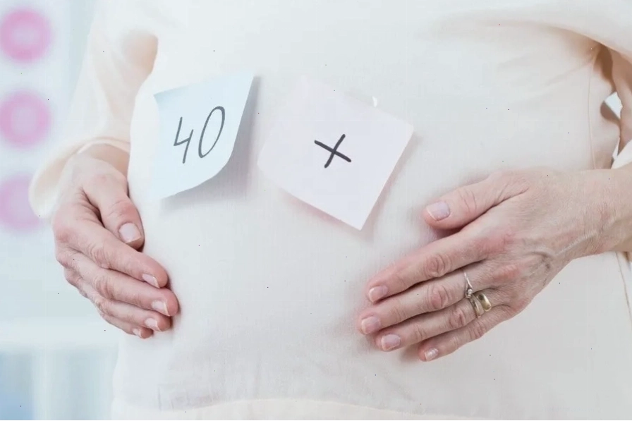 Tuổi tác và sức khỏe sinh sản ảnh hưởng đến chi phí IVF