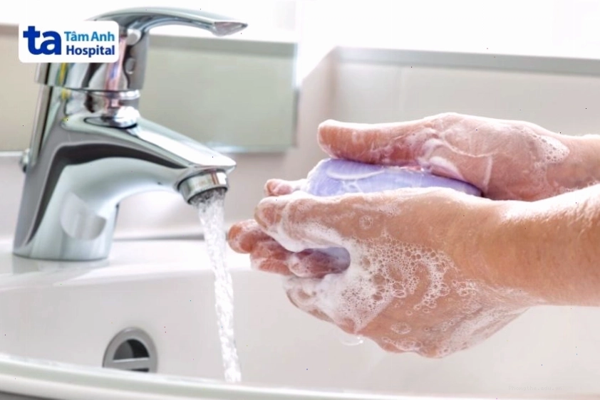 Vệ sinh tay sạch sẽ trước khi tiến hành đặt thuốc để tránh trầy xước và nhiễm trùng âm đạo