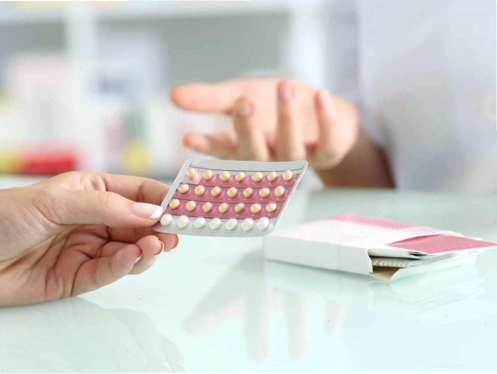 Vỉ thuốc tránh thai hàng ngày với 21 viên hoạt chất và 7 viên giả dược