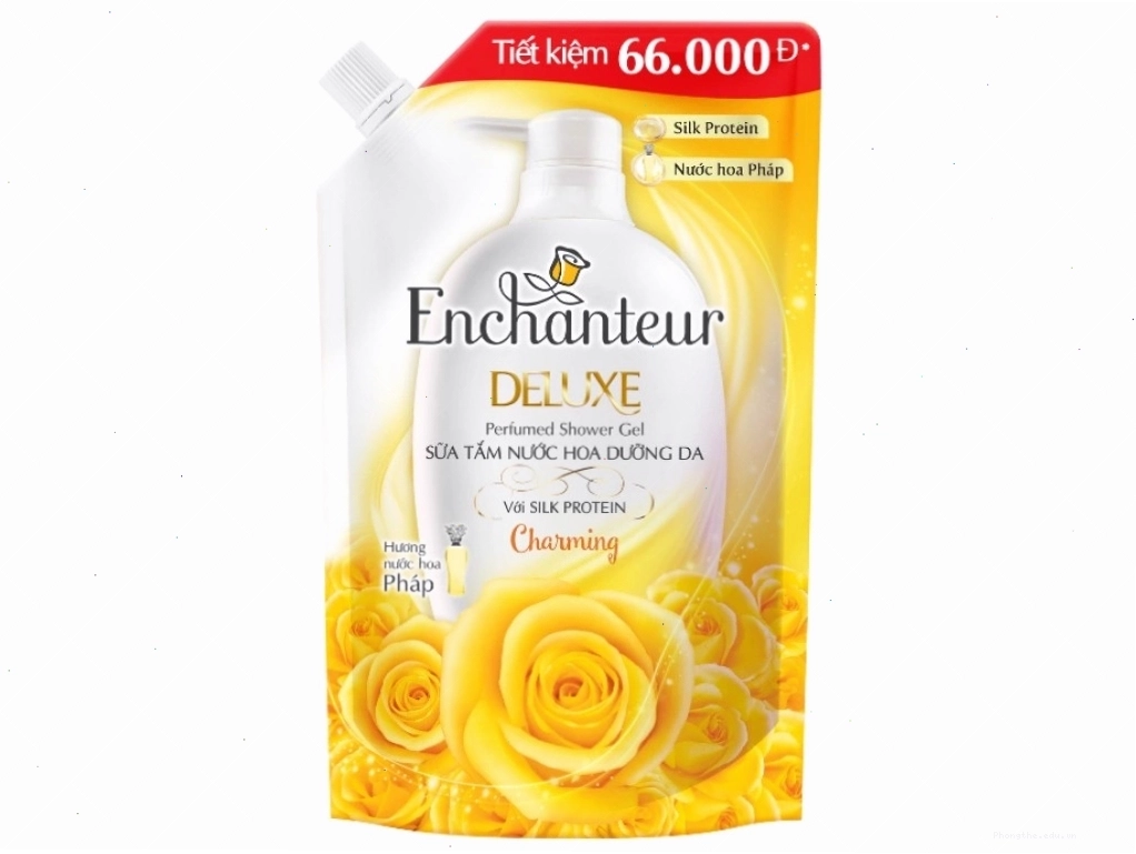 Người dân mặc trang phục ấm áp khi di chuyển trong thời tiết gió mùa đông bắc tại Hà Nội