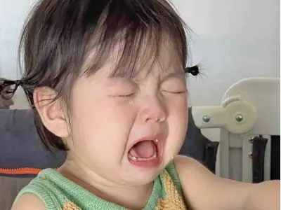 Ảnh meme khóc lan tỏa trên mạng xã hội cực hot