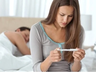 Quan hệ ra máu đỏ tươi có sao không? Nguyên nhân và cách xử lý